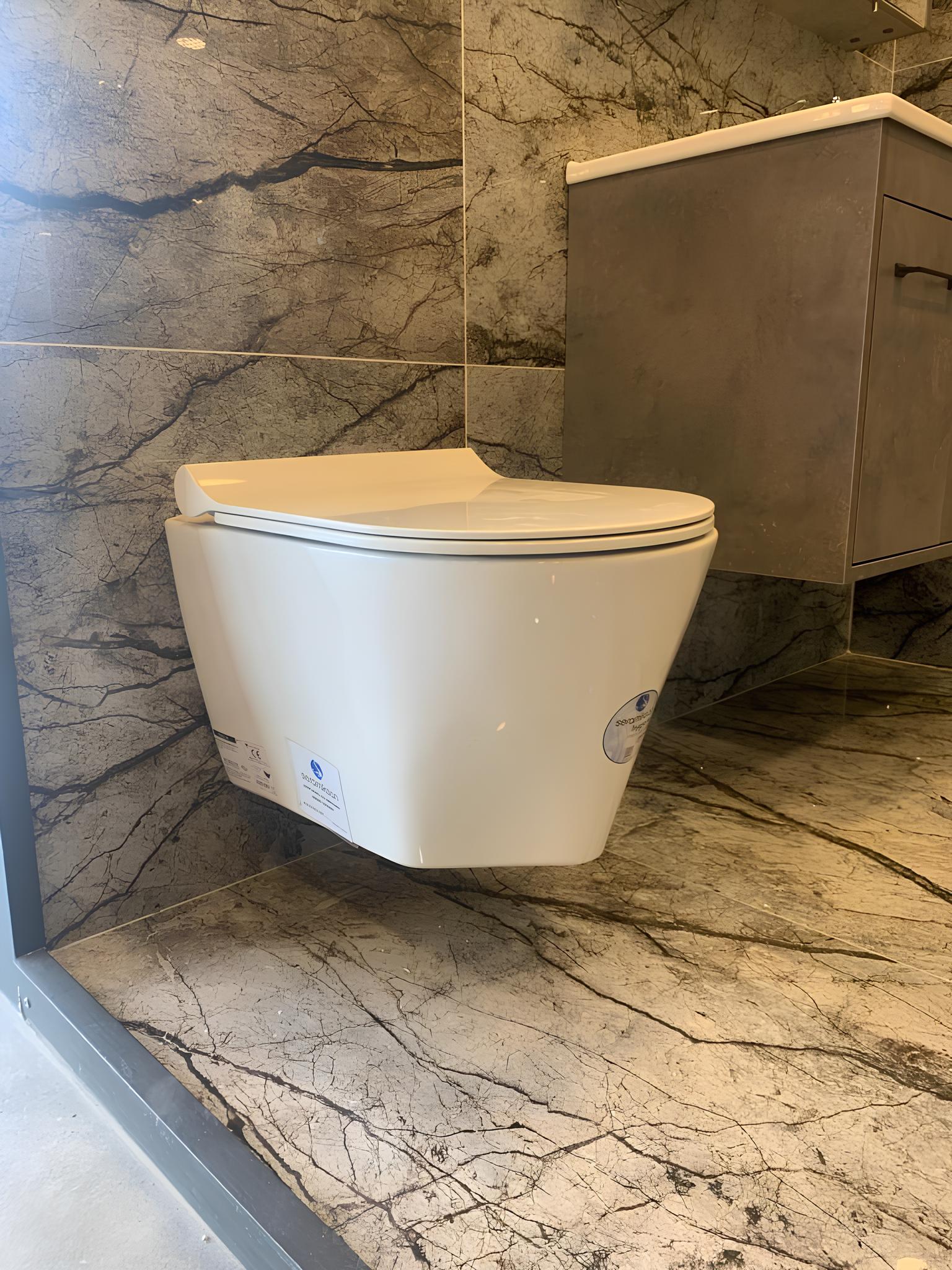 Seramiksan Stella Kanalsız Asma Klozet ve Yavaş Kapanan Kapak